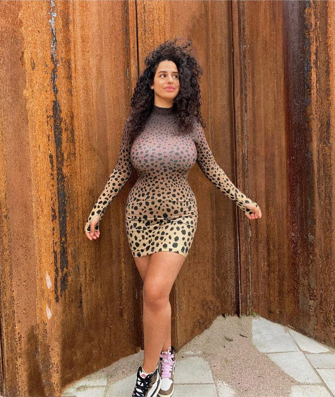 Does the print on her dress hide it? posted by OldDinosaurus