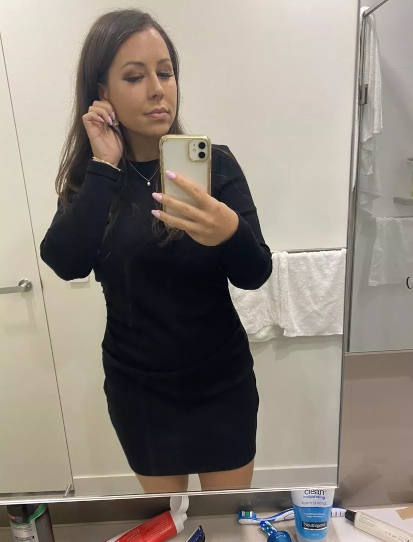 I heard some of ya'll like women in tight dresses in this group? Xo [OC] posted by video_call_girl