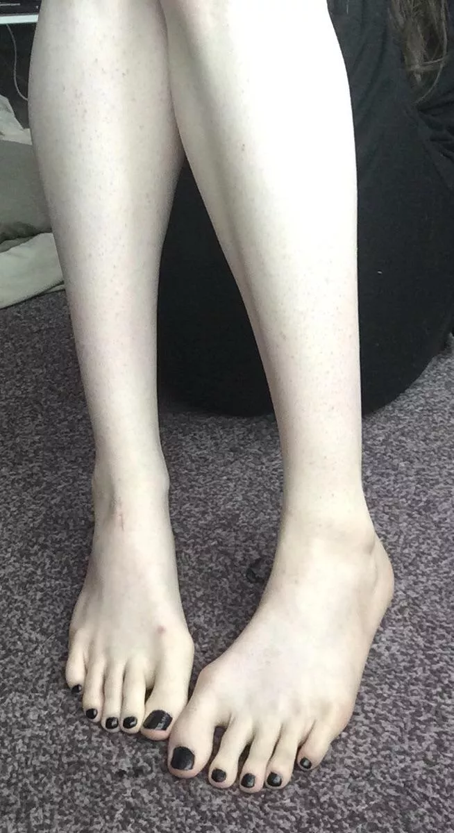 Kiss my feet 🖤 posted by MissPirait