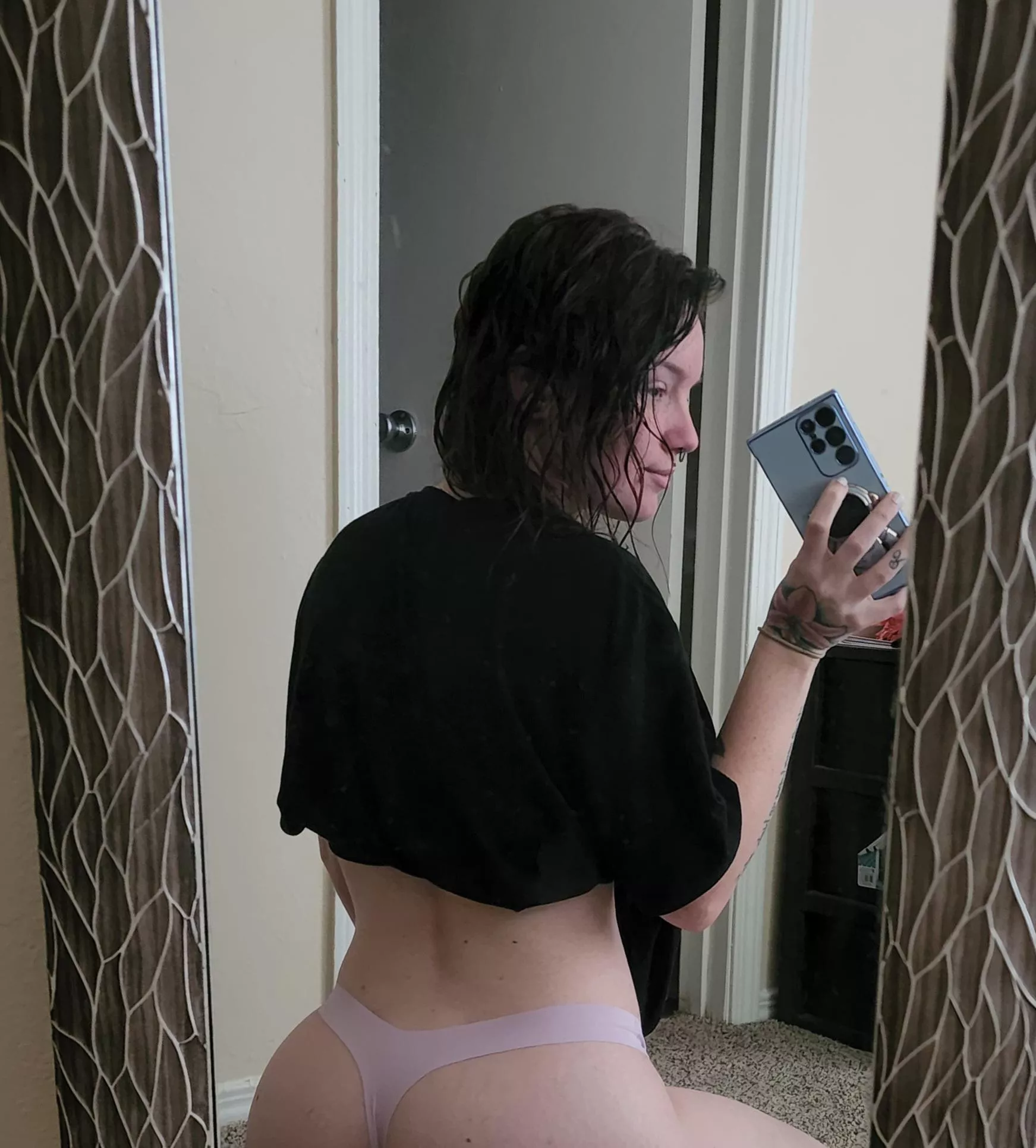 Kiss on my ass posted by vile-bby