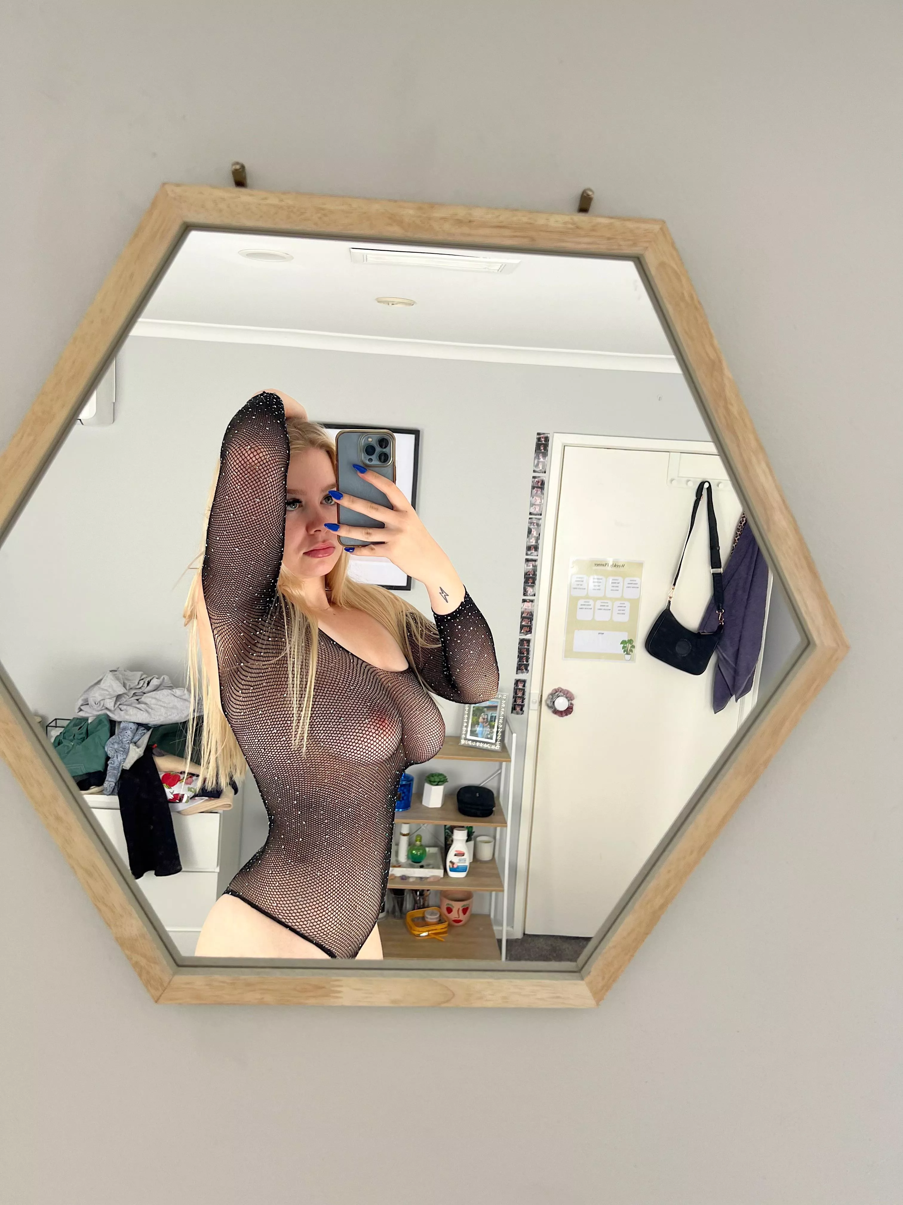 me, trying to get your attention: posted by beautifulblairr