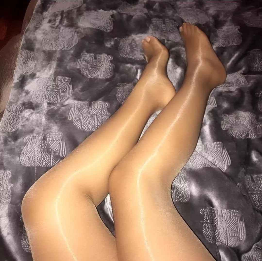 Shiny tights in bed ✨ posted by LatinaSeven7