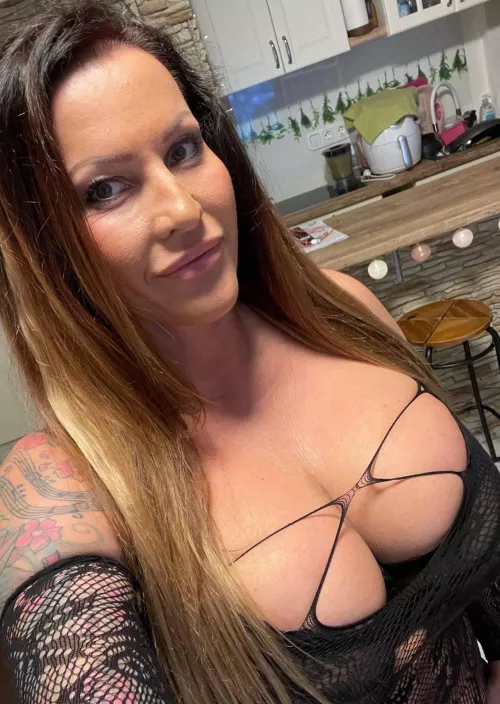 Anyone knows who’s this? by Relative-Series-1699