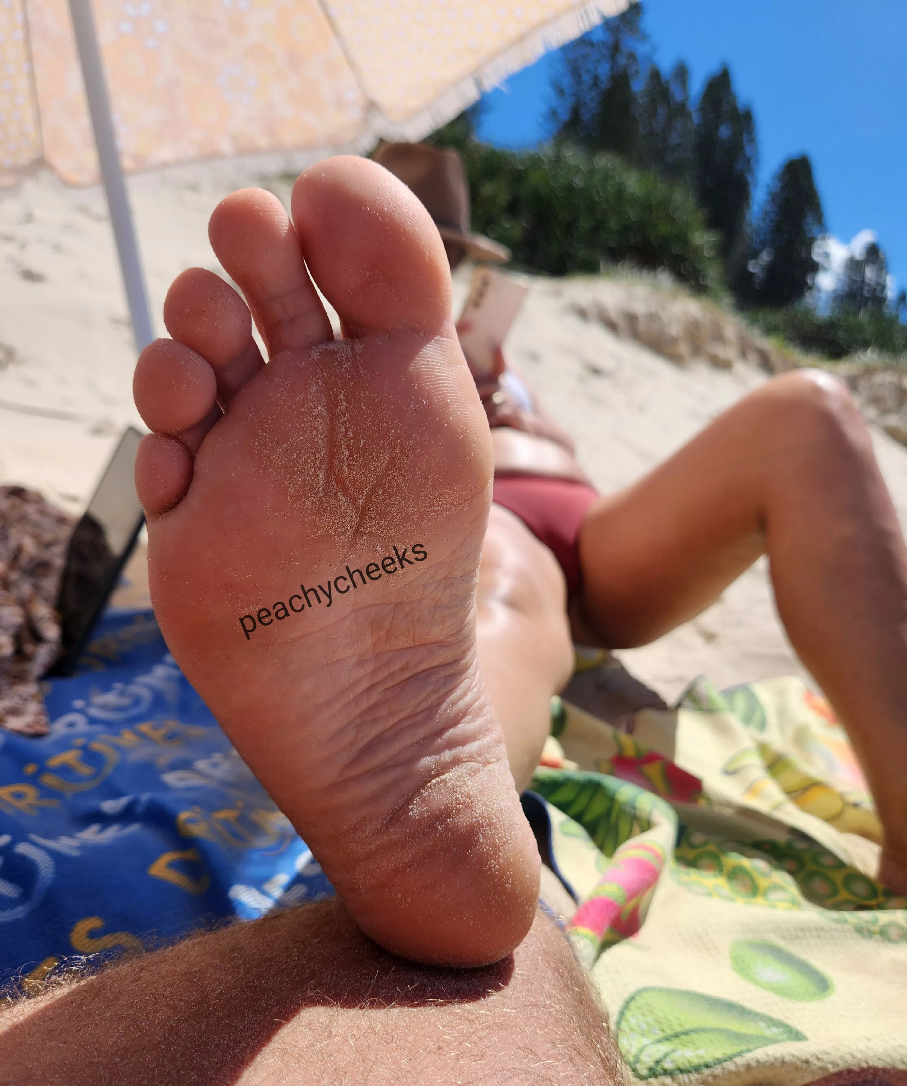 do you like sandy milf feet 😋 posted by peachycheeksfeet