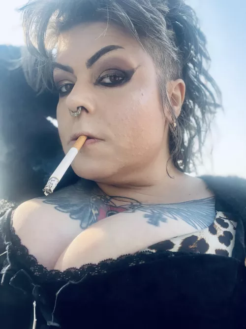 Quick smoke before work💋 by Vfevers