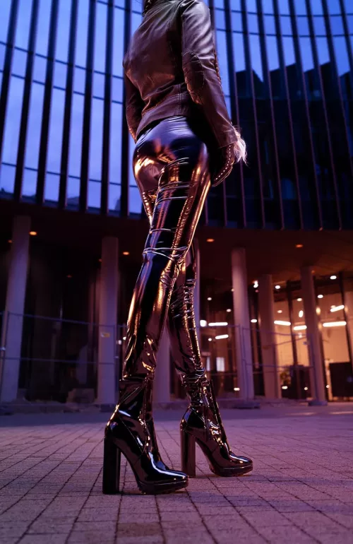 Shiny ass for you guys by VivianTheWayfarer