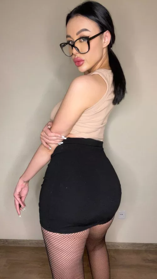 Why my colleagues always walks behind me by Mia_murrX