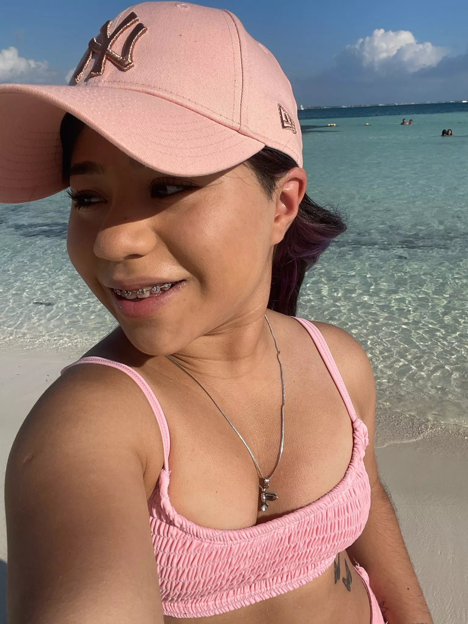 4 feet at the beach posted by Kiwipeelz