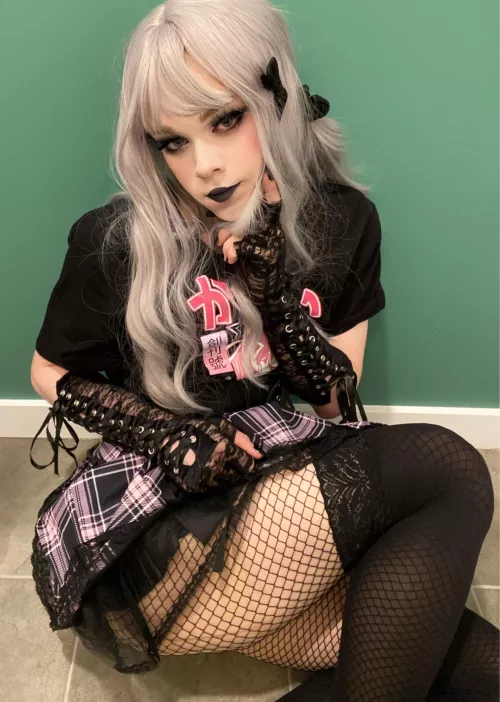 🖤absolutely nailed my makeup last night🥰 And I just felt so cute with the outfit🖤 by Dry-Apple2493
