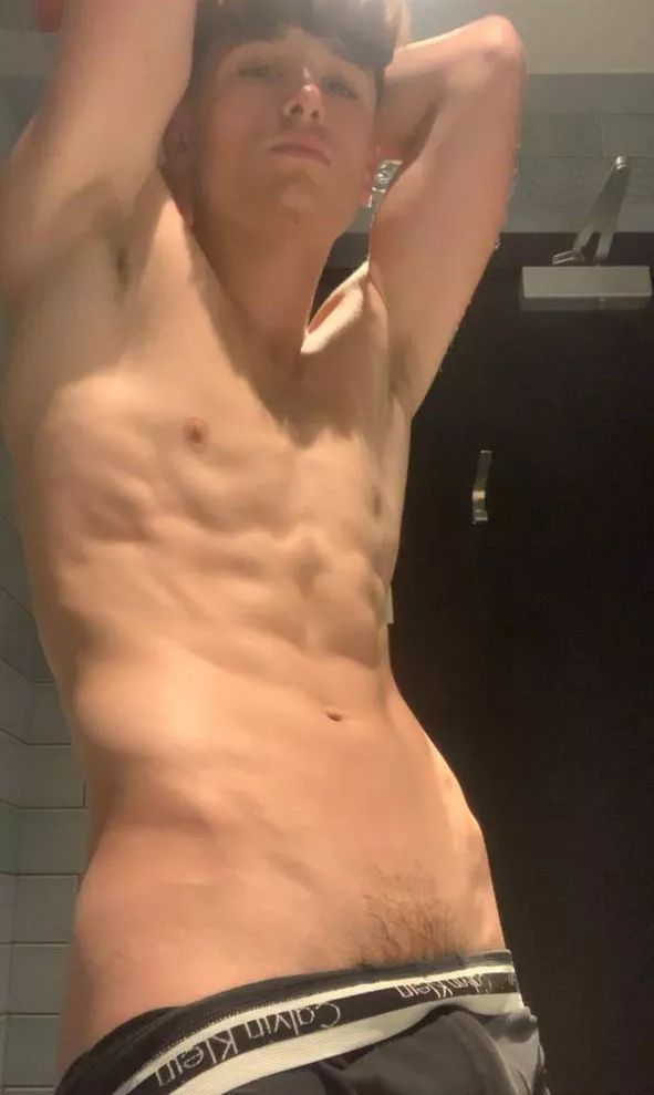 Alpha male body 💪🏻💪🏻 posted by leo-brooks