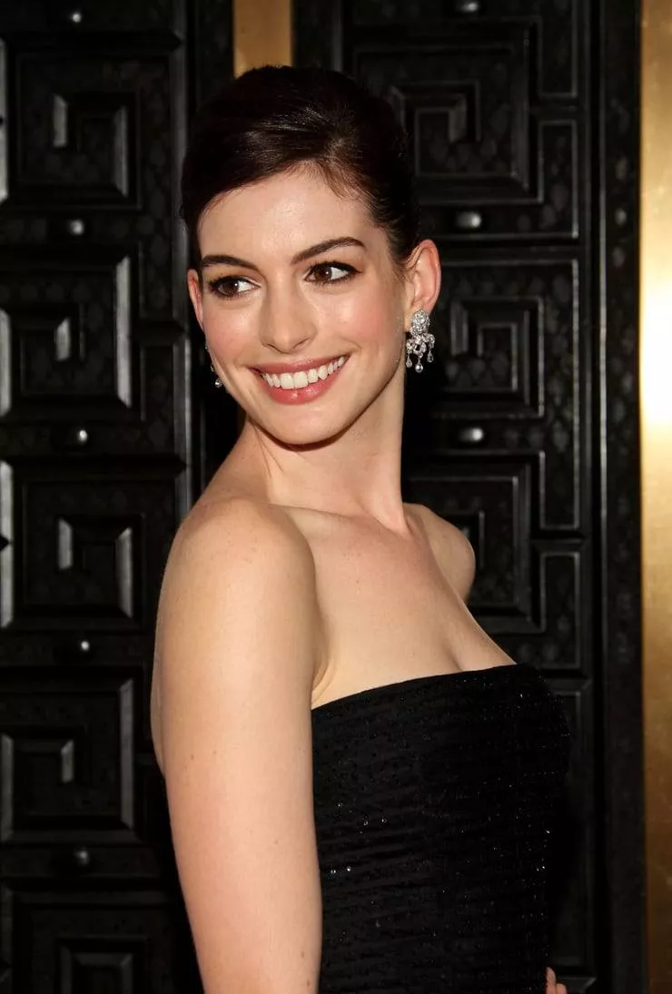 Anne Hathaway posted by Electronic_Menu_3471