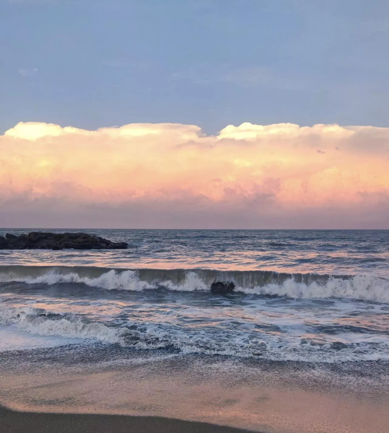 Beach & relax! 🧘🏽‍♀️ posted by latinababyyy7