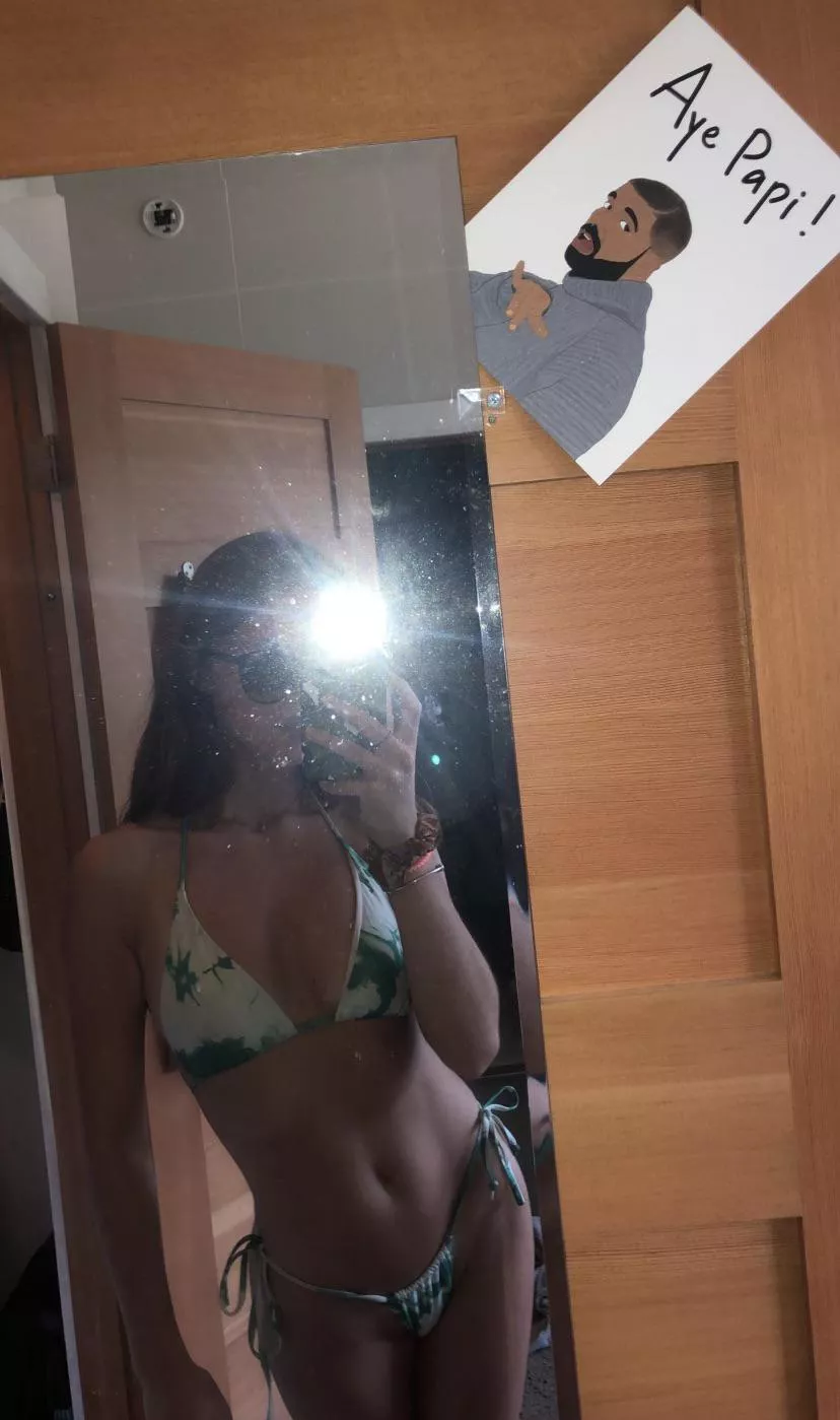 Do you think I’m hot? posted by Ashlee389