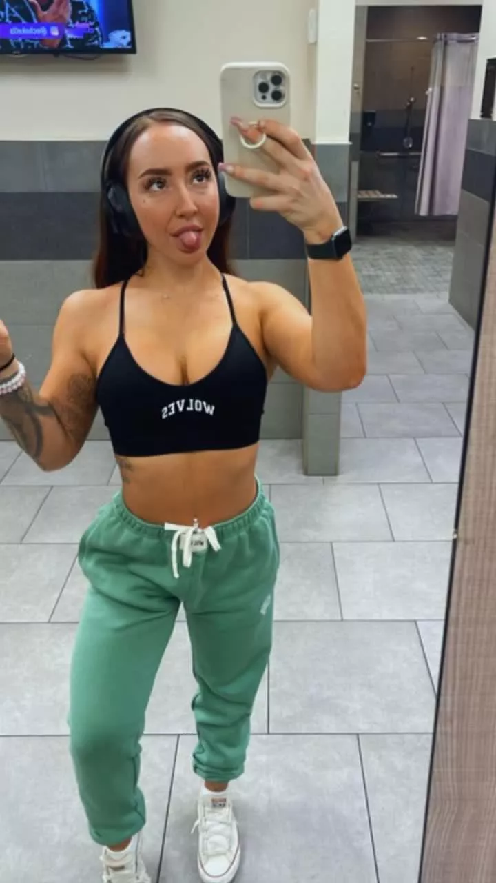 Don’t I have the most cute tongue? 👅 posted by pameelapaigee1