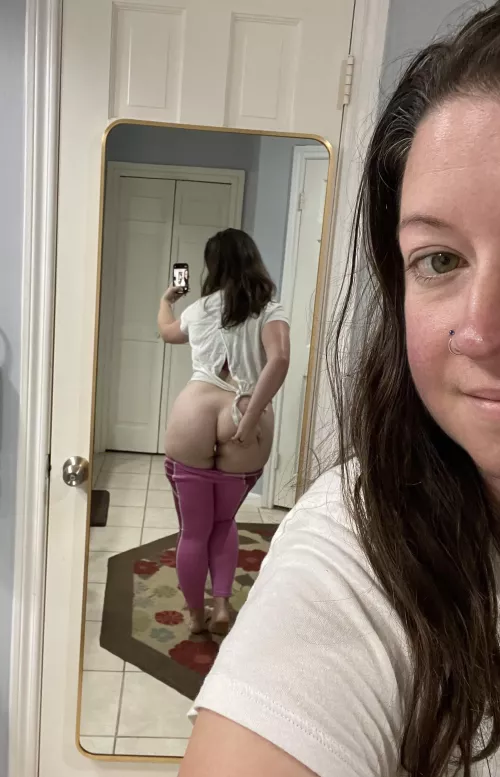 Enjoying my plug before leg day by Miserable-Age8481