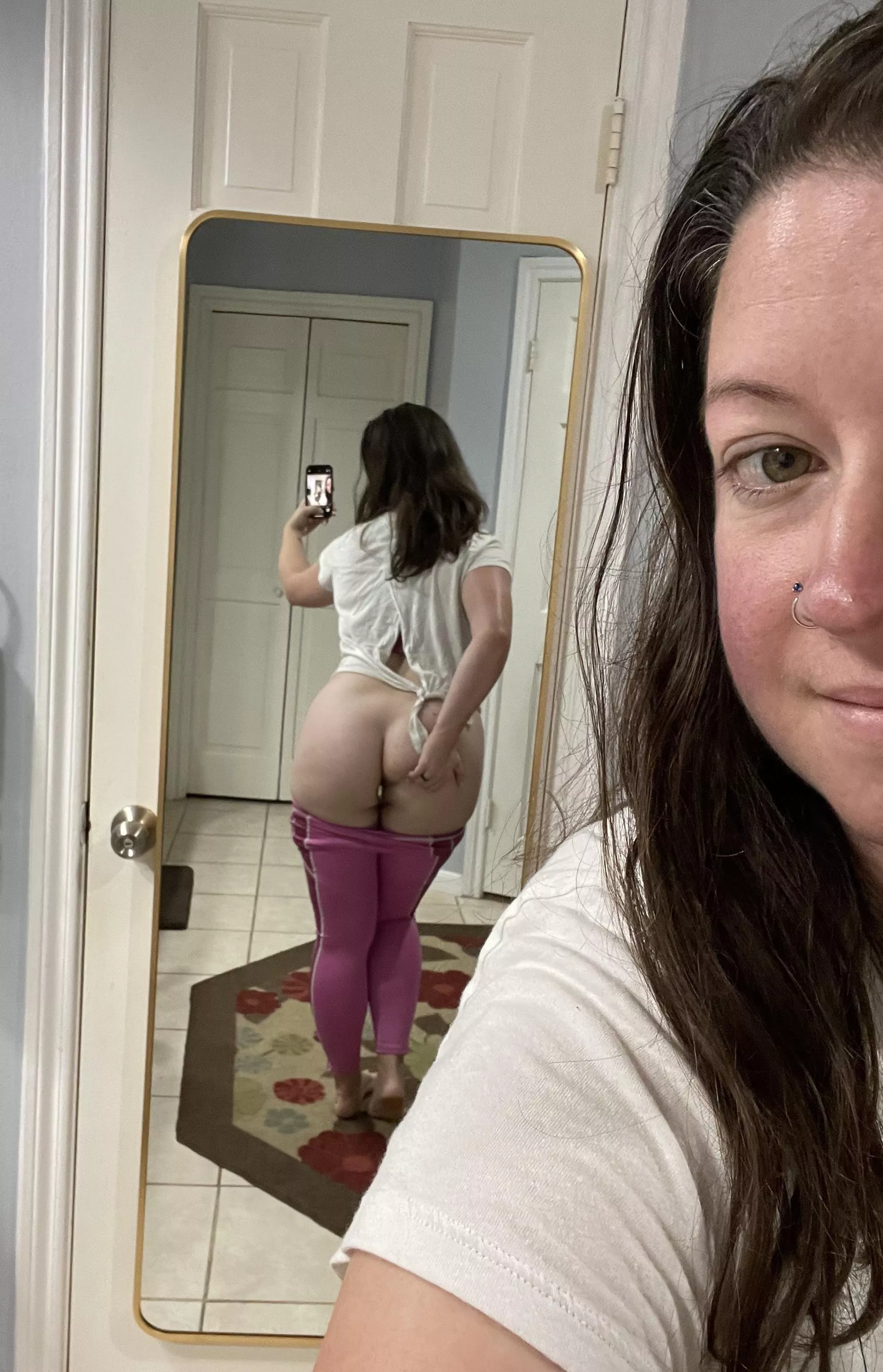 Enjoying my plug before leg day posted by Miserable-Age8481