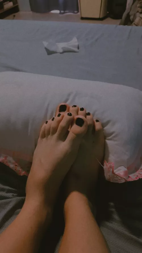 I think my little feet are very feminine by SilentStrawberry1487