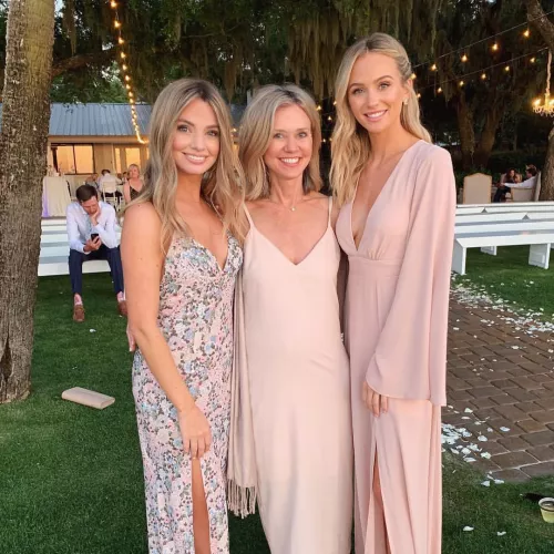 Mom and daughters by Brady_Shark2017