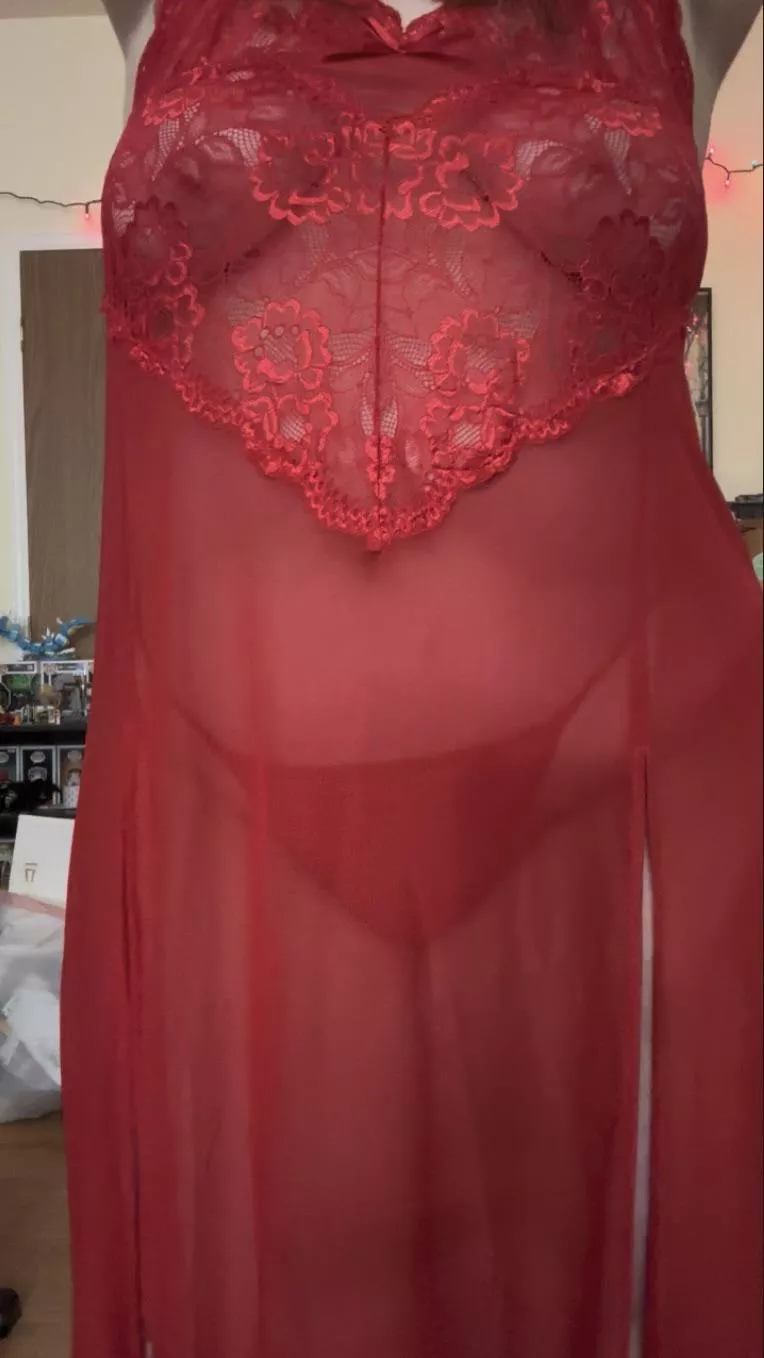 Pretty in red posted by Thebelly001