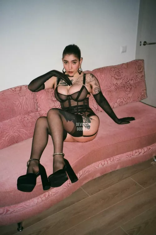 Sunday's were made for a heel worshipping by devillishgoddess