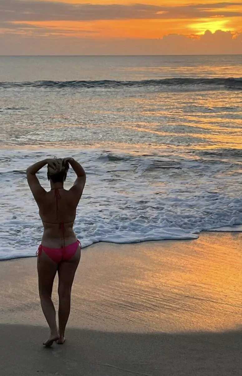 Sunrise and half moon 🍑 posted by Flygirlpantyhose