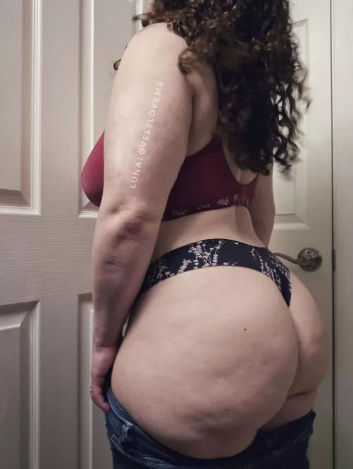 Thick, curvy, and naughty. Such a good combination by Lunalovelyloveme