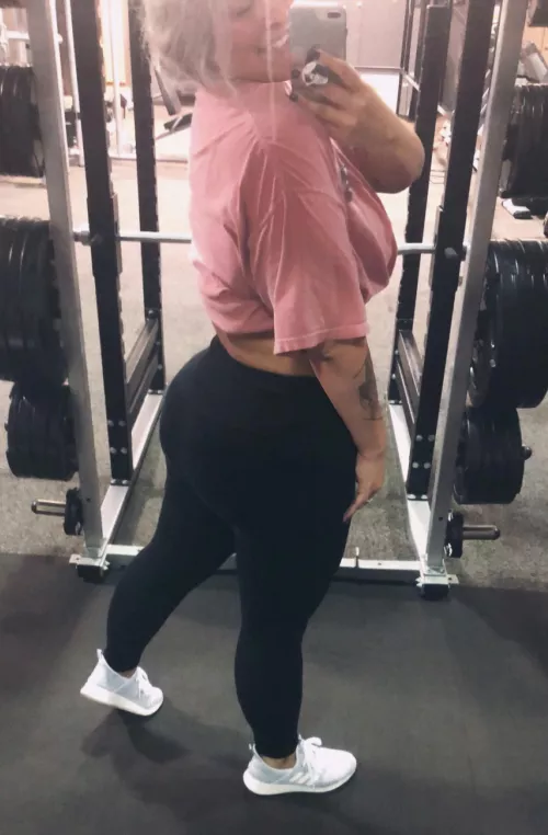 Wake up get your cake up (F) by xMadamHollyn