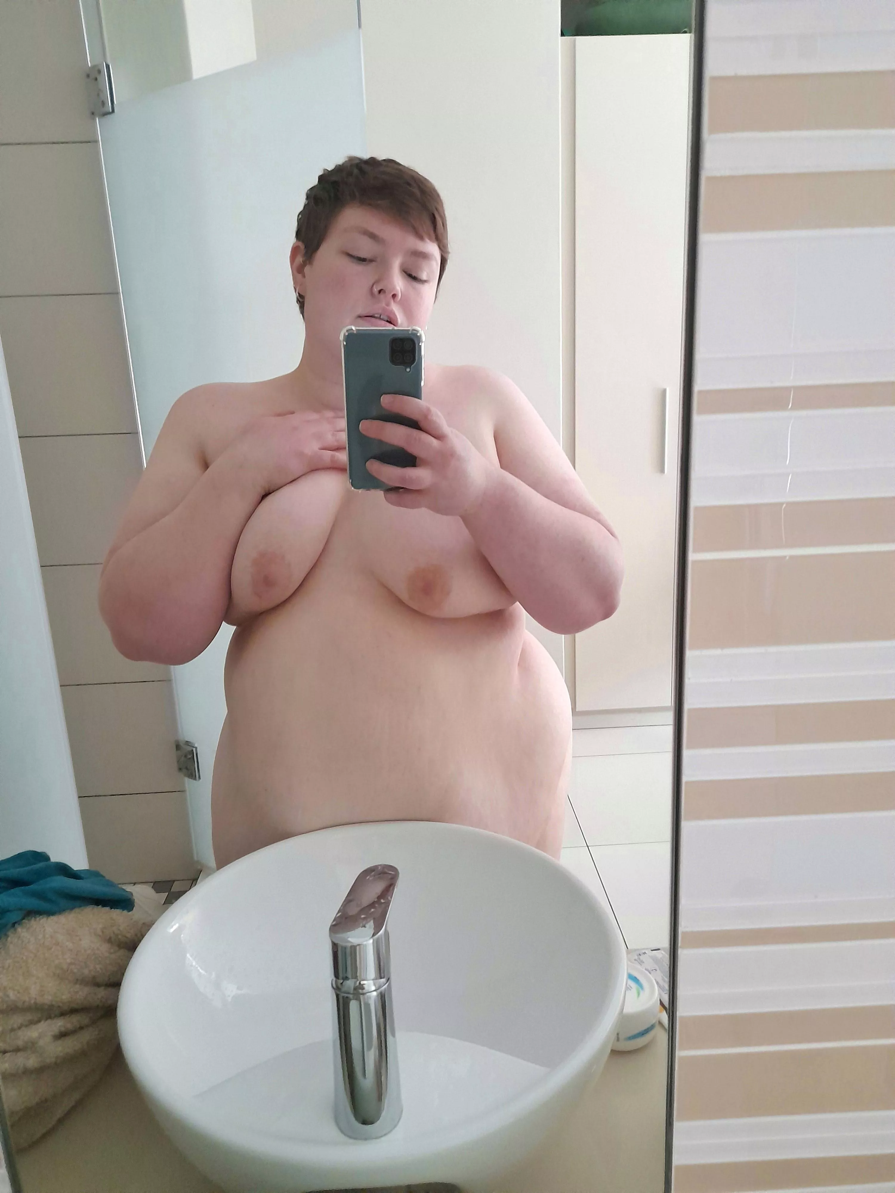 Who likes short-haired BBWs? 😚 posted by ellen_ripley_