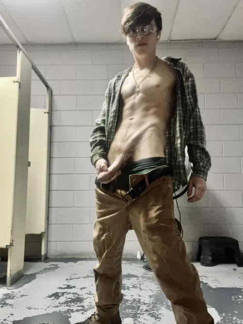 Bathroom was empty so I figured why not ;) by lrgfry