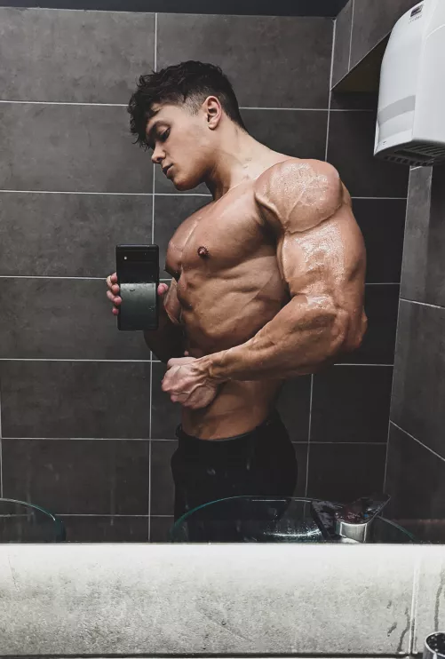 Grainy & VEINY by AndrewAD9