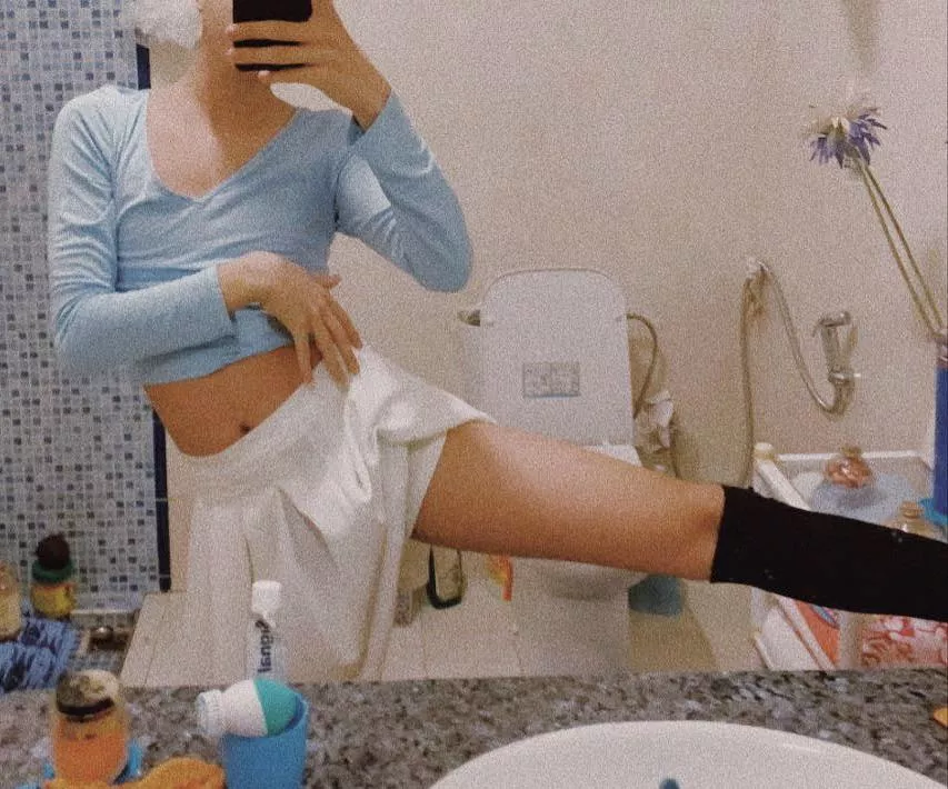 i look tall here, but i’m 5’6 😭 posted by candy_necklaces