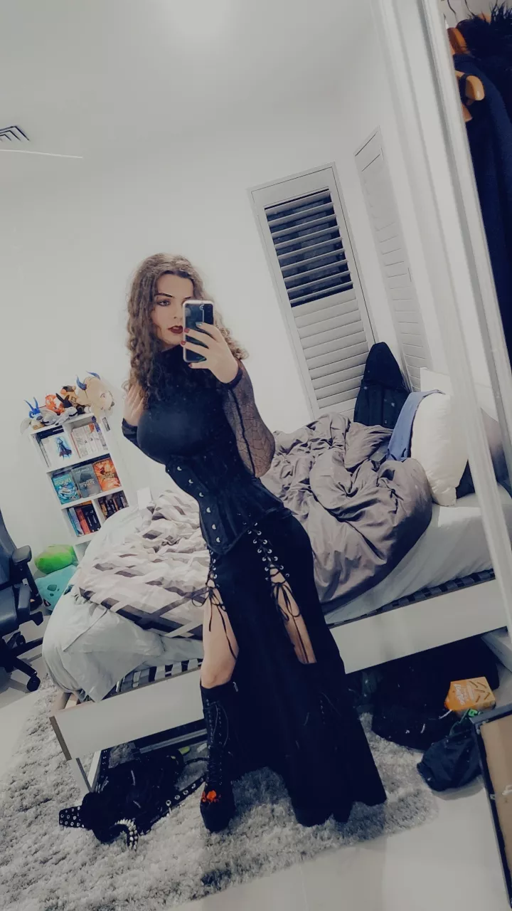 I love how curvy I look in this 😍 posted by paperpain