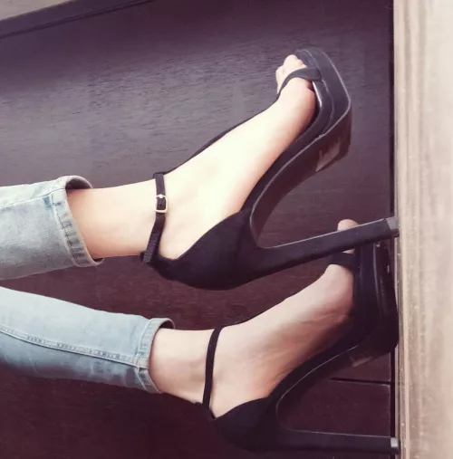 I love this open pair too bad they hurt my feet a lot after a while (oc) 27 f by soldaderyan