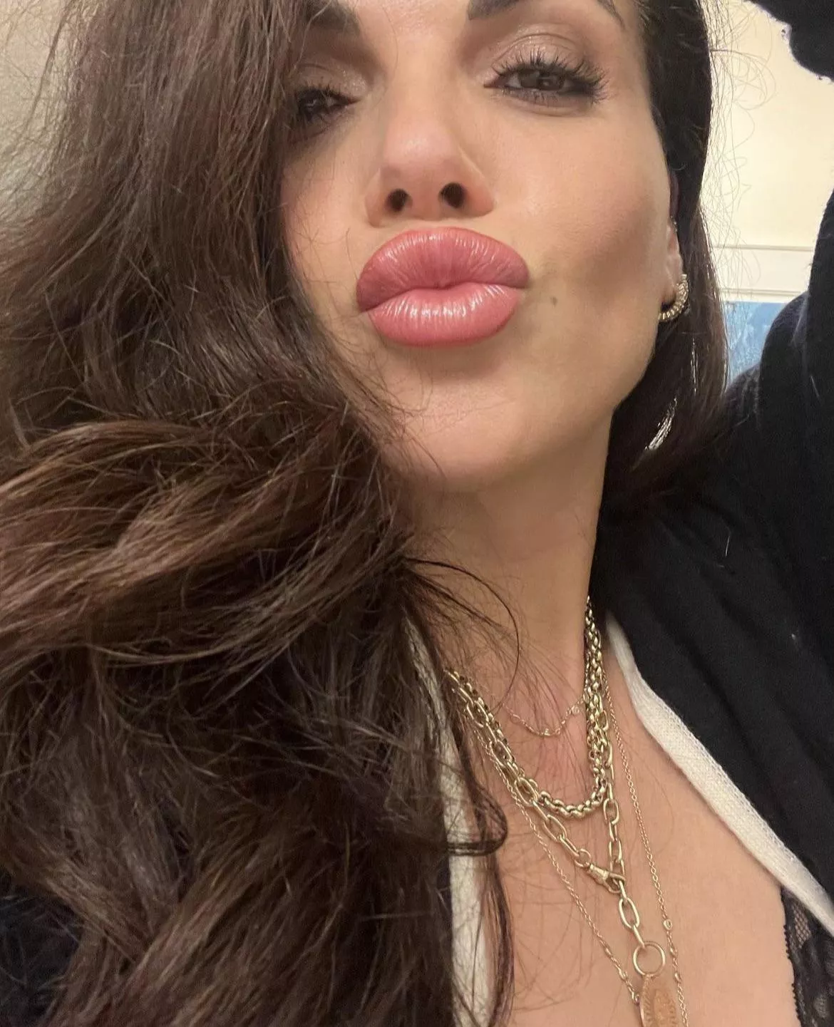 Kisses 😘 posted by agent_zero43