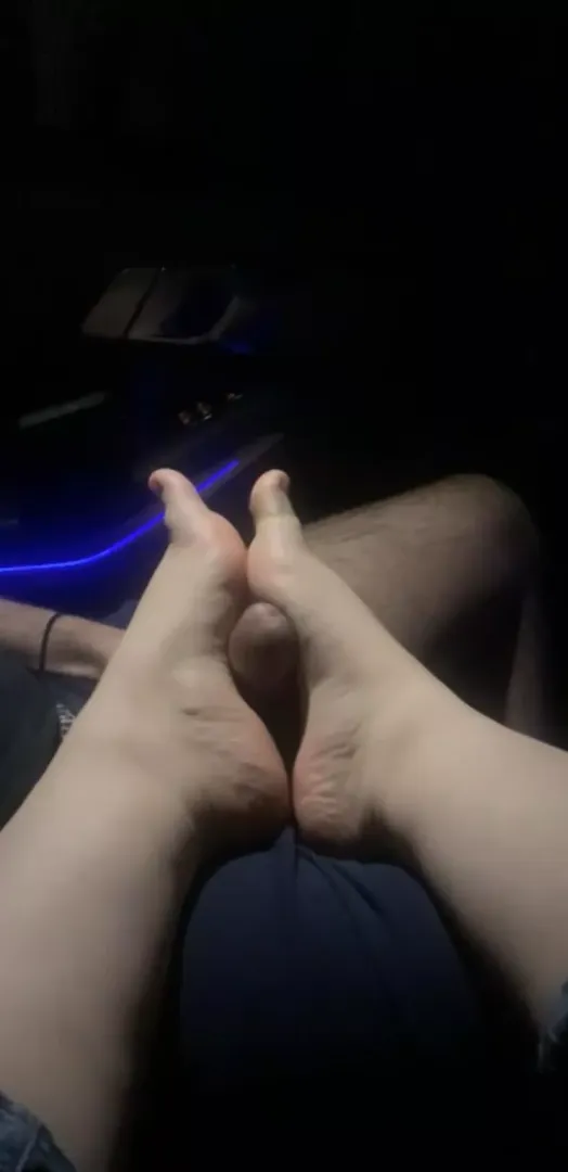 Let him fuck my feet in the car 😘 posted by KttyKiko
