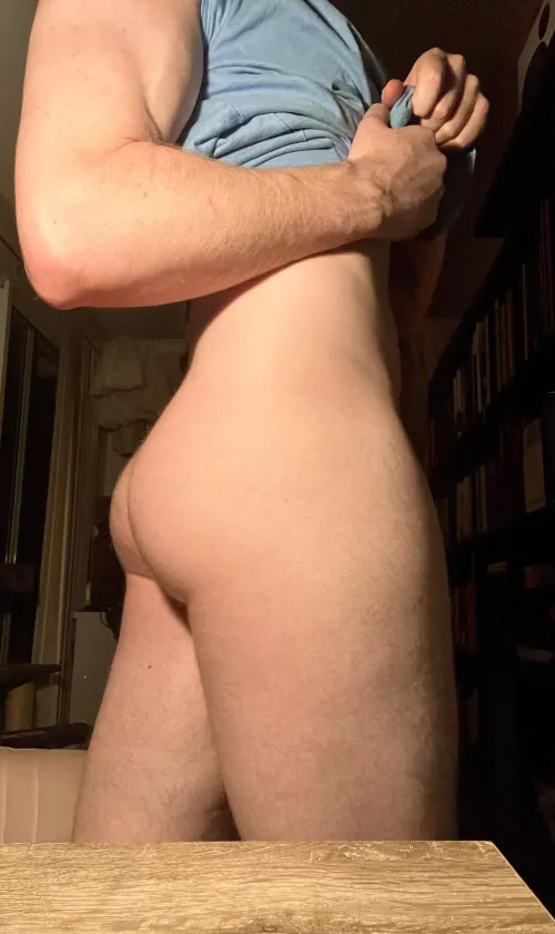 (M) I can’t be the only one who checks out their booty gains between work calls, right? by papiginge