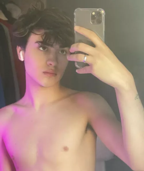 So who wants to give me under the desk support while I play elden ring? I’ll stretch your throat out though 🤭 by VersSwitchTwunk