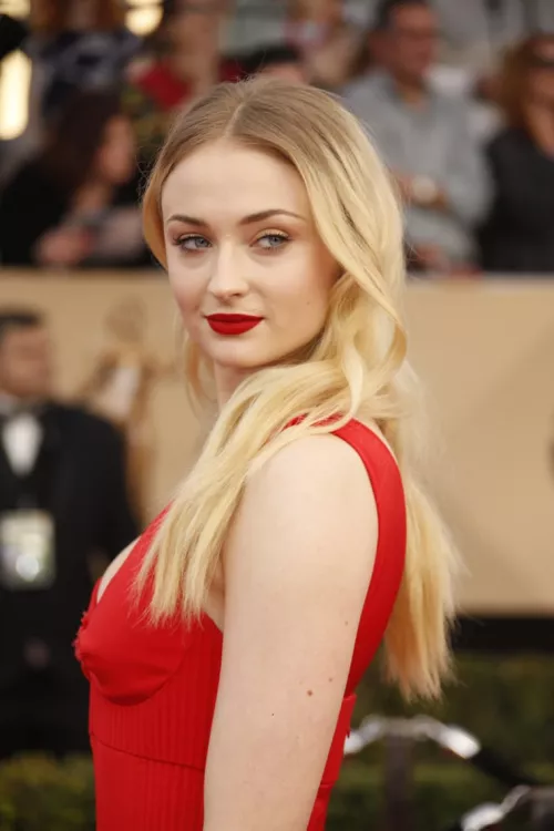 Sophie Turner by DesiSongs