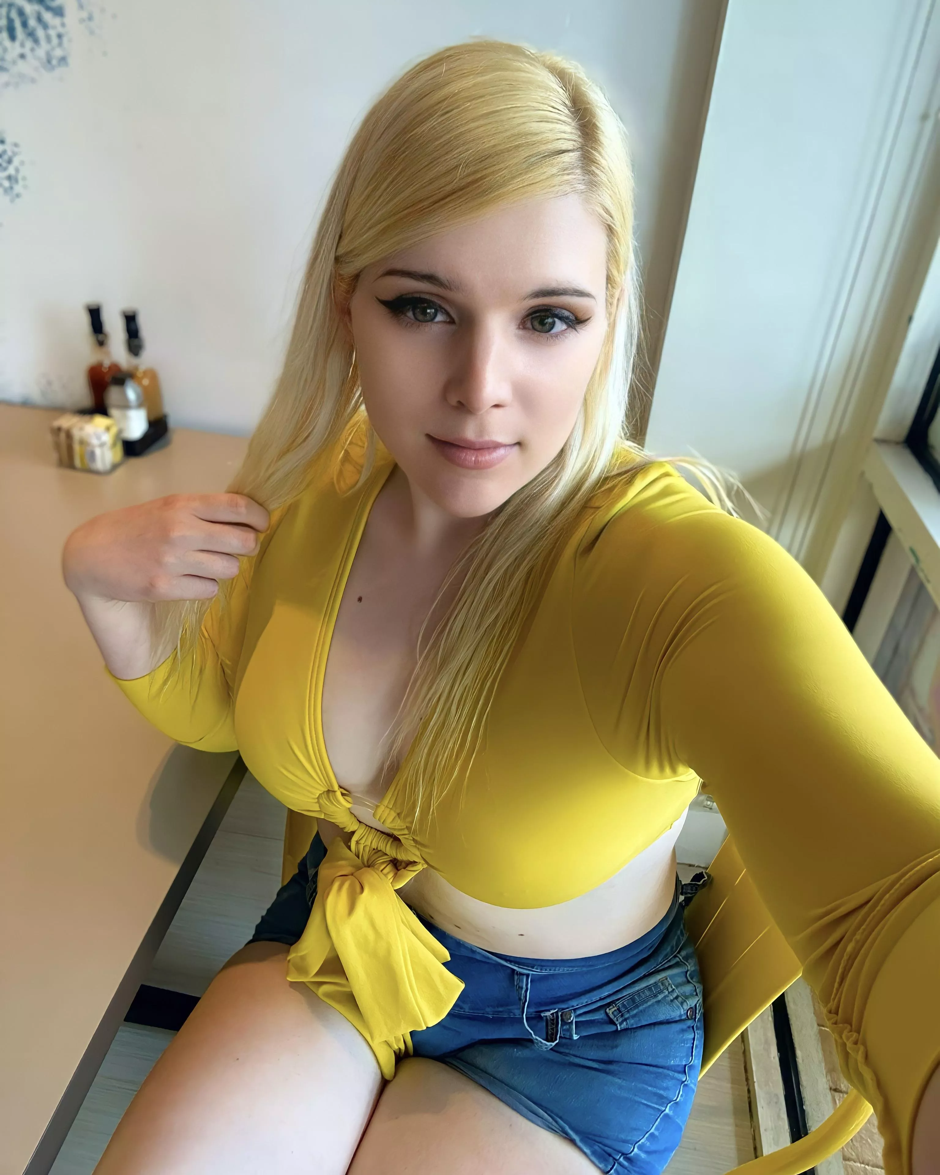 This femboy gotta stay curvy somehow 😋🍴 posted by realamandarae