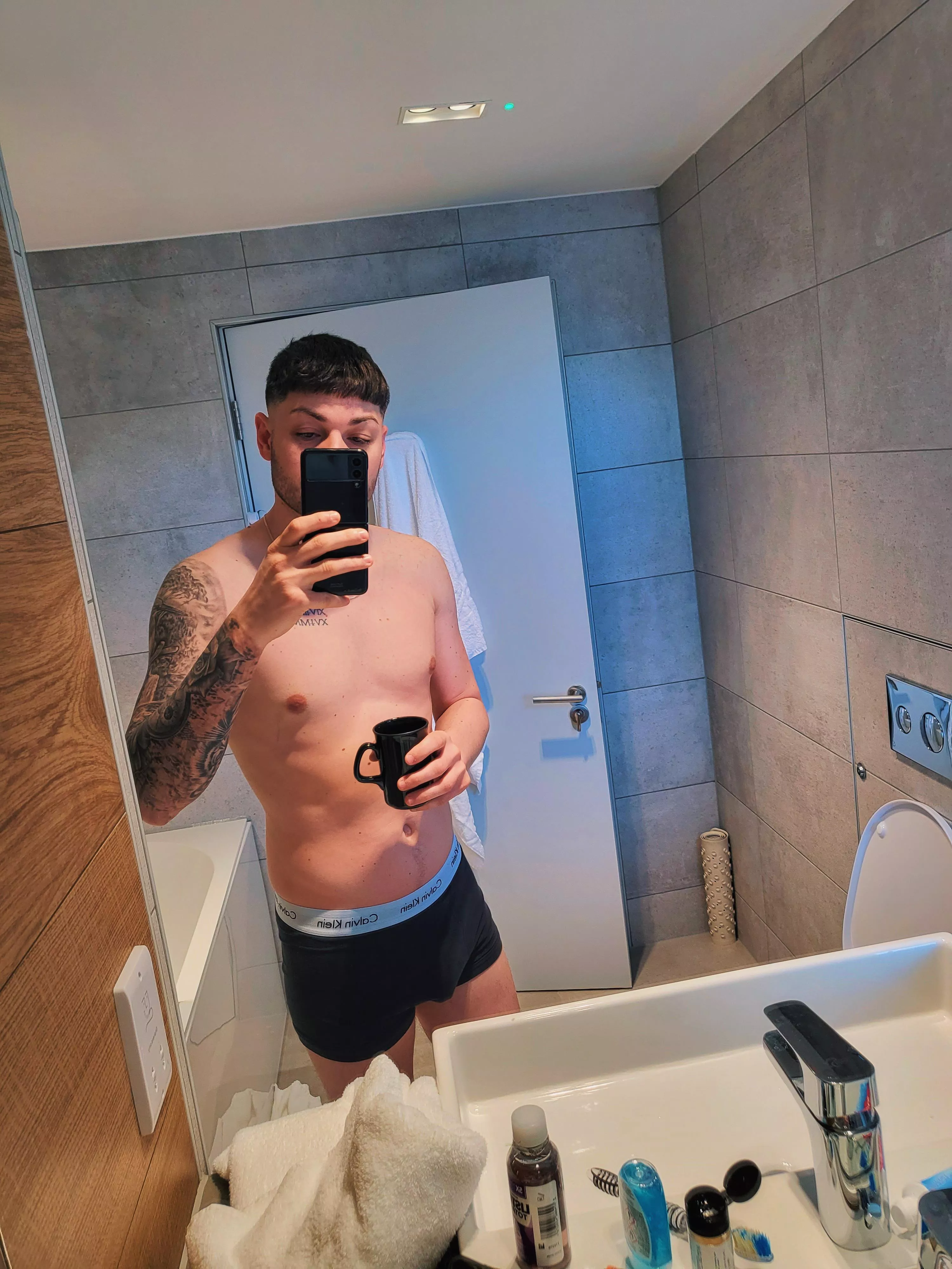 Wanna share my hotel room? posted by Welsh_Chad