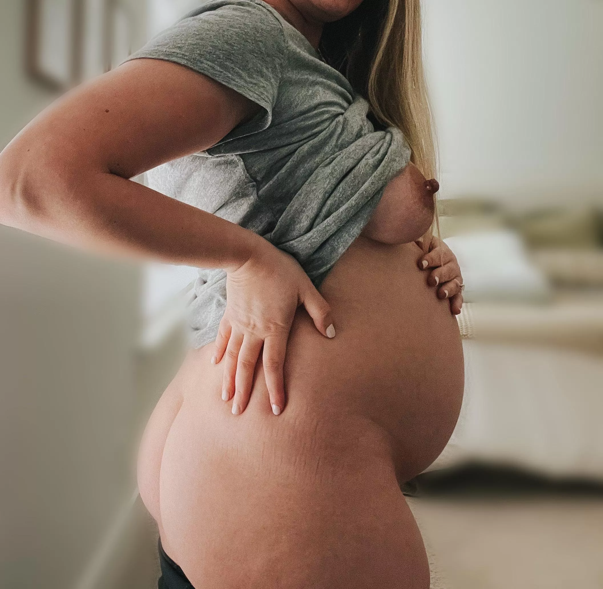 [f32] 30 weeks pregnant brings the best curves. Which one’s your favorite? 🍑🍈🍒 posted by anony-mrs