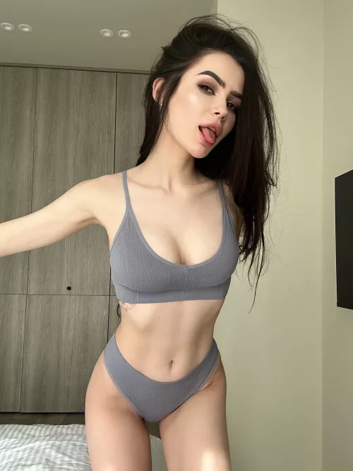 Flawless beauty, sultry look. by Nbaxvirt