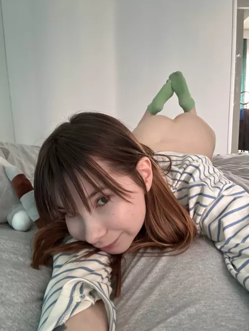 Girls in socks are the cutest by starkbloody11