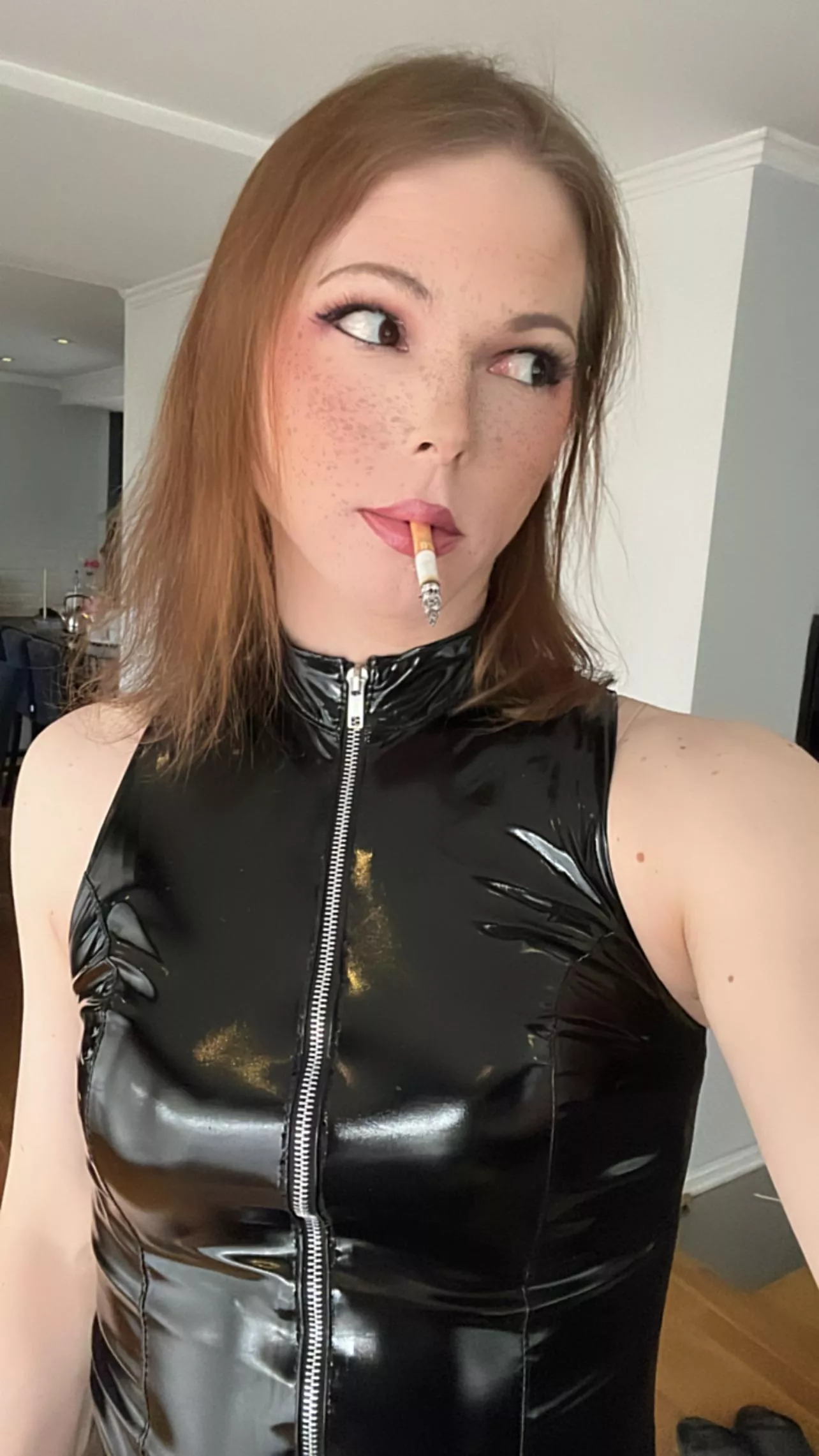 Side-eeeeye 👀 posted by itsbabysienna