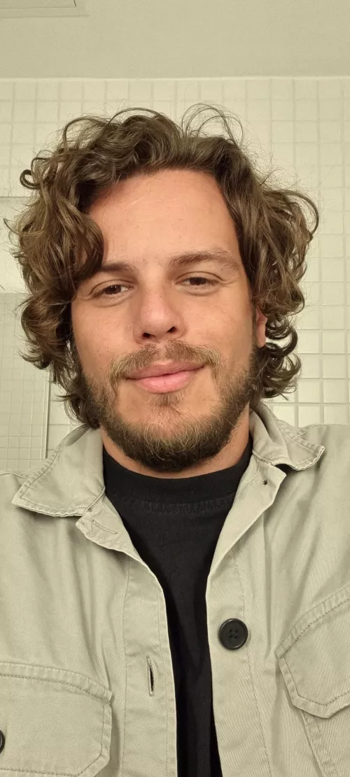 When you realise you blend into the bathroom tiles🦎 by pundstorm