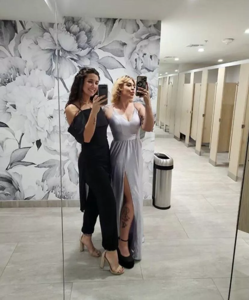 Black or White Dress posted by didnt_ask23