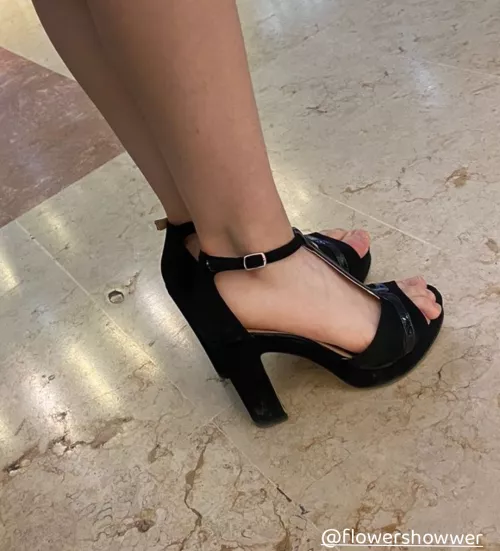 Black🖤 by flowershowwer