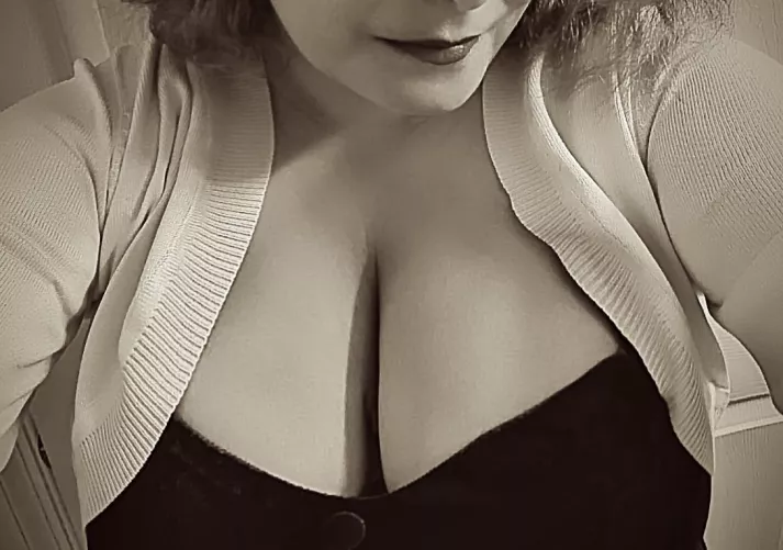 Caught you look! It’s okay, I’d look too. 😊 by Usernamessuck765