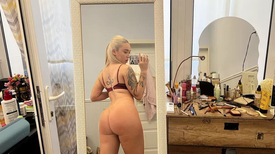 Checking my own ass in mirror by Spythor