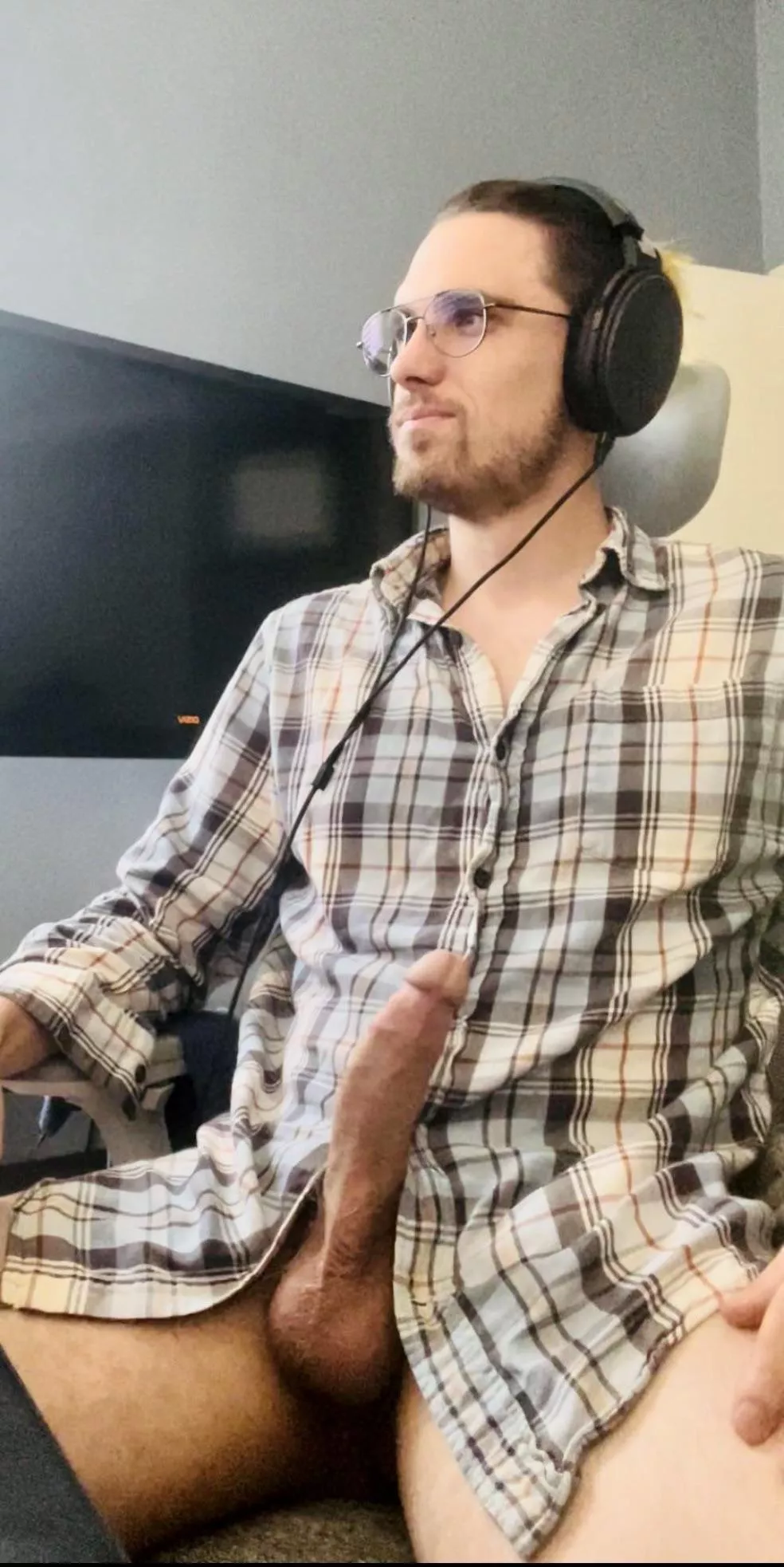 Get under my desk, you know what to do posted by beanlicker222